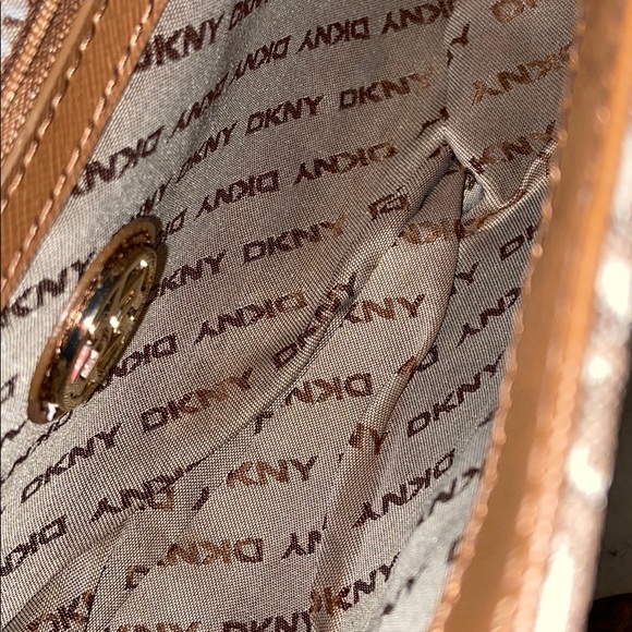 DKNY HANDBAG, comes with a duster bag. - Picture 3 of 6